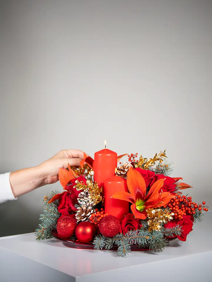 Centrotavola natalizio rosso di rose e amaryllis e 2 candele rosse dettagli